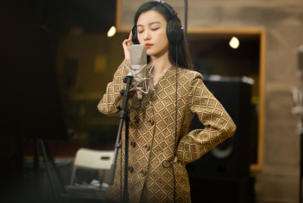 倪妮穿西服露出直角肩,女生看了都羡慕