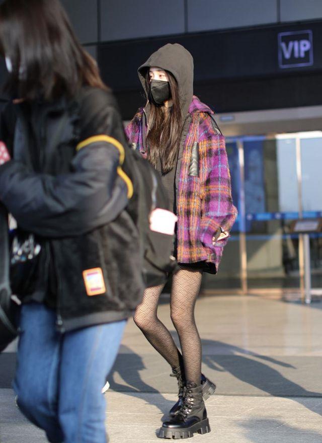 杨幂穿厚外套不配长裤配丝袜,冬季私服真大胆!