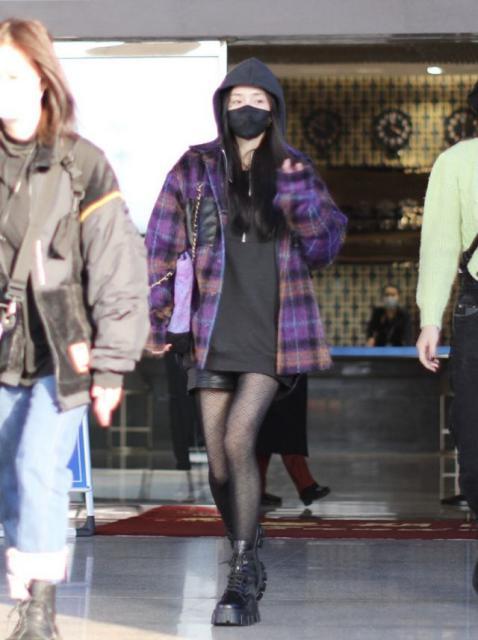 杨幂穿厚外套不配长裤配丝袜,冬季私服真大胆!