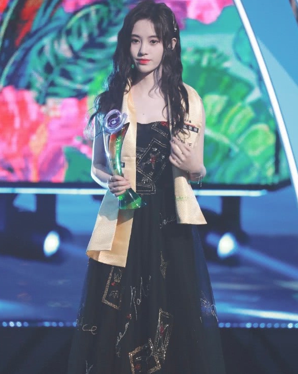 鞠婧祎黑色网纱裙上台,再次美回颜值高峰