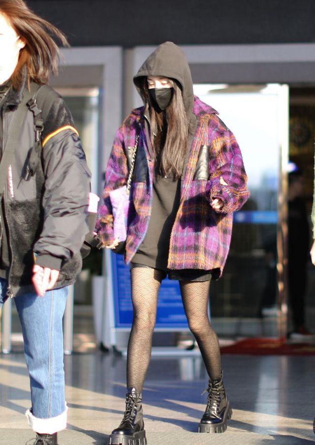 杨幂穿厚外套不配长裤配丝袜,冬季私服真大胆!