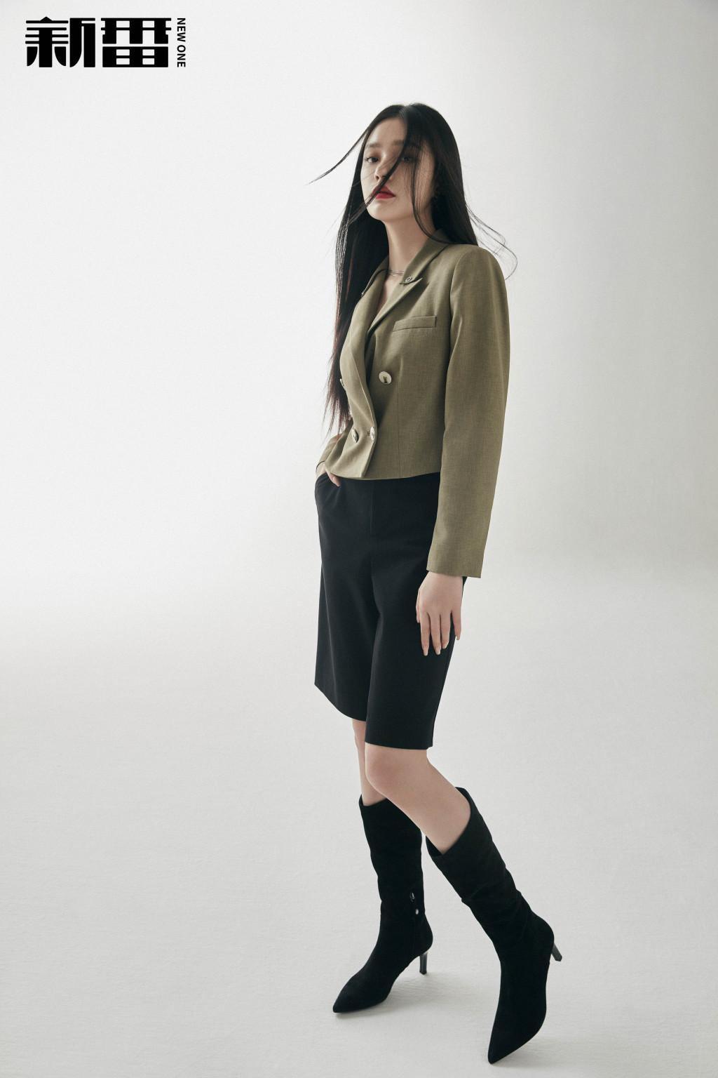 林允简约大方的气质，墨绿西装配短裤，打造干练御姐范