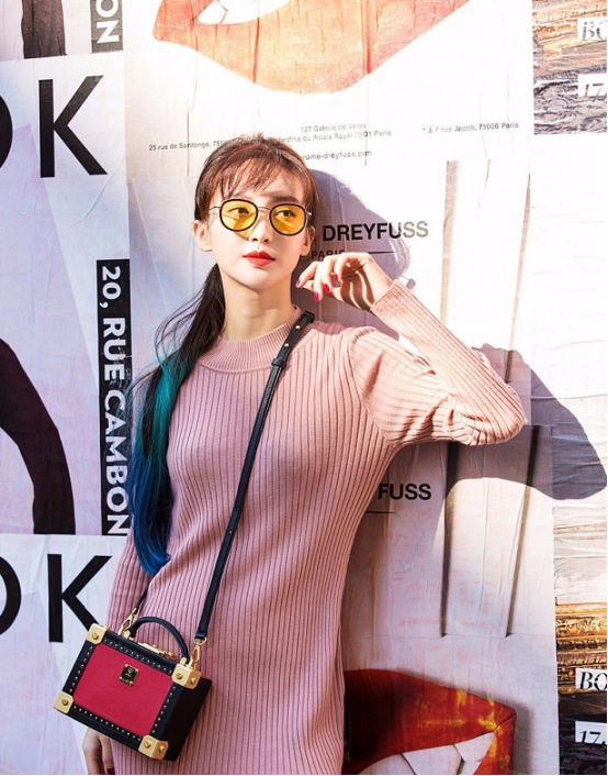 金晨穿运动装现身机场，粉白配色软萌超有甜蜜感