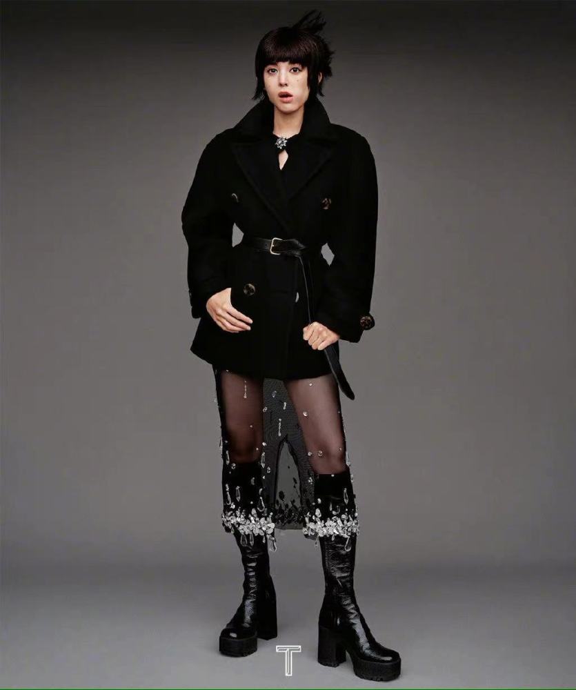 娜扎有颜任性！戴30厘米熊皮帽，点痣穿垫肩裙太拉风