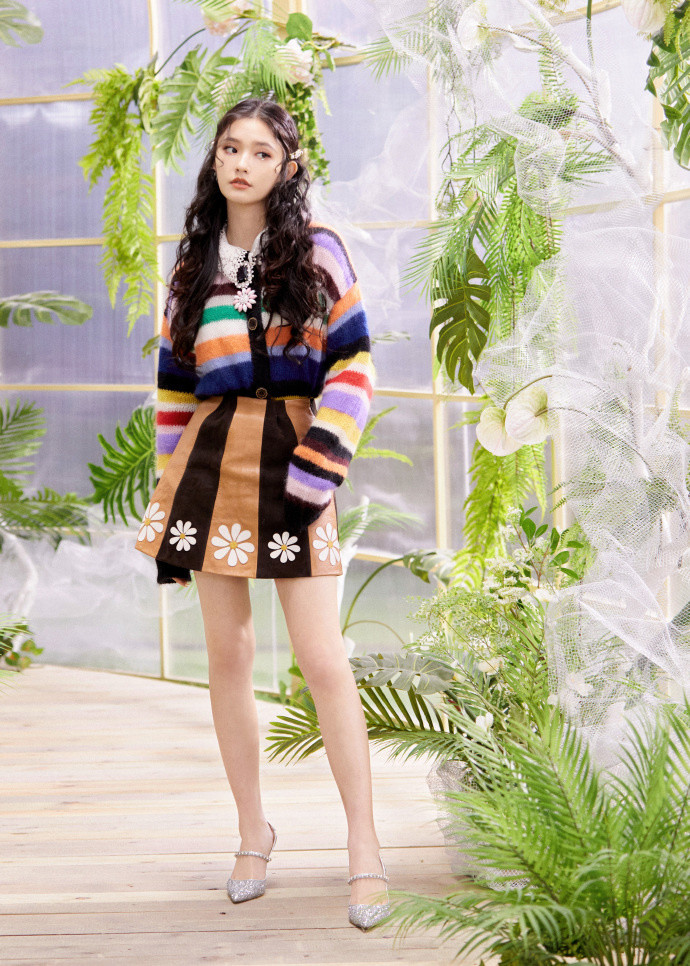 林允圣诞风彩虹毛衣配短裙大秀美腿,碎钻眼妆充满时尚小心机