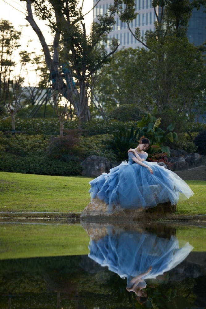 祝绪丹穿蓝色薄纱裙梦幻唯美,徜徉在如画般的风景里美如公主