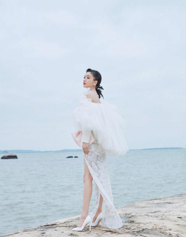 佟丽娅红色蝴蝶结修身礼服和刘德华同框,笑得好开心