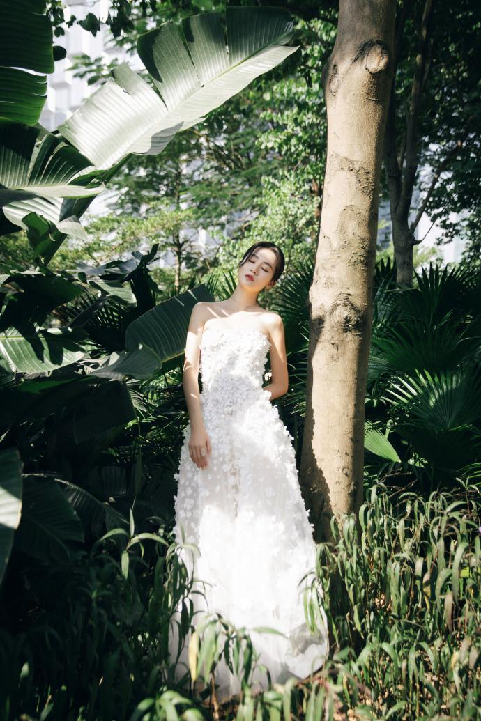 乔欣抹胸长裙大秀美背,变身“白天鹅”