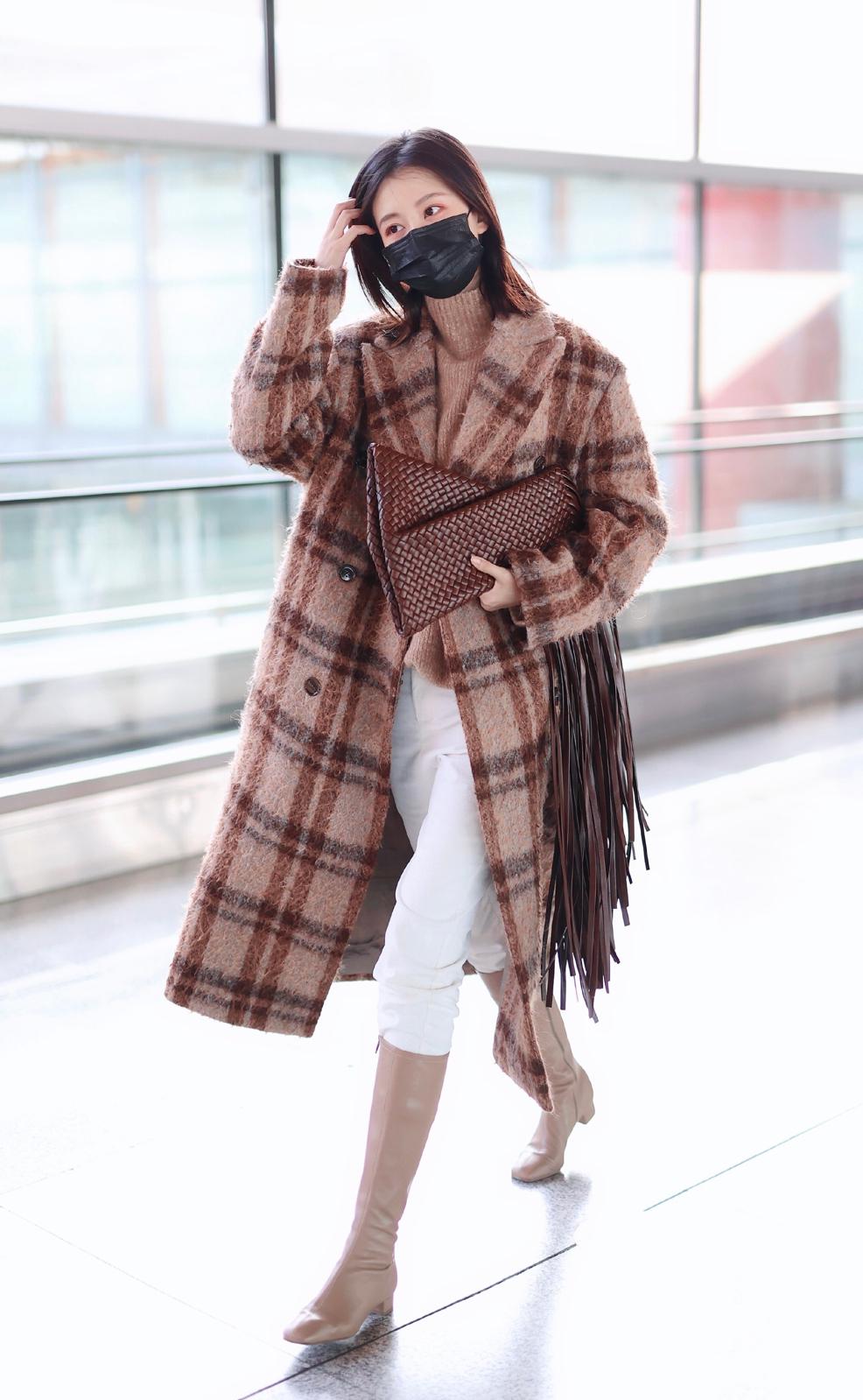 乔欣抹胸长裙大秀美背,变身“白天鹅”