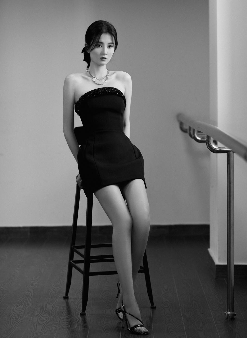 乔欣抹胸长裙大秀美背,变身“白天鹅”