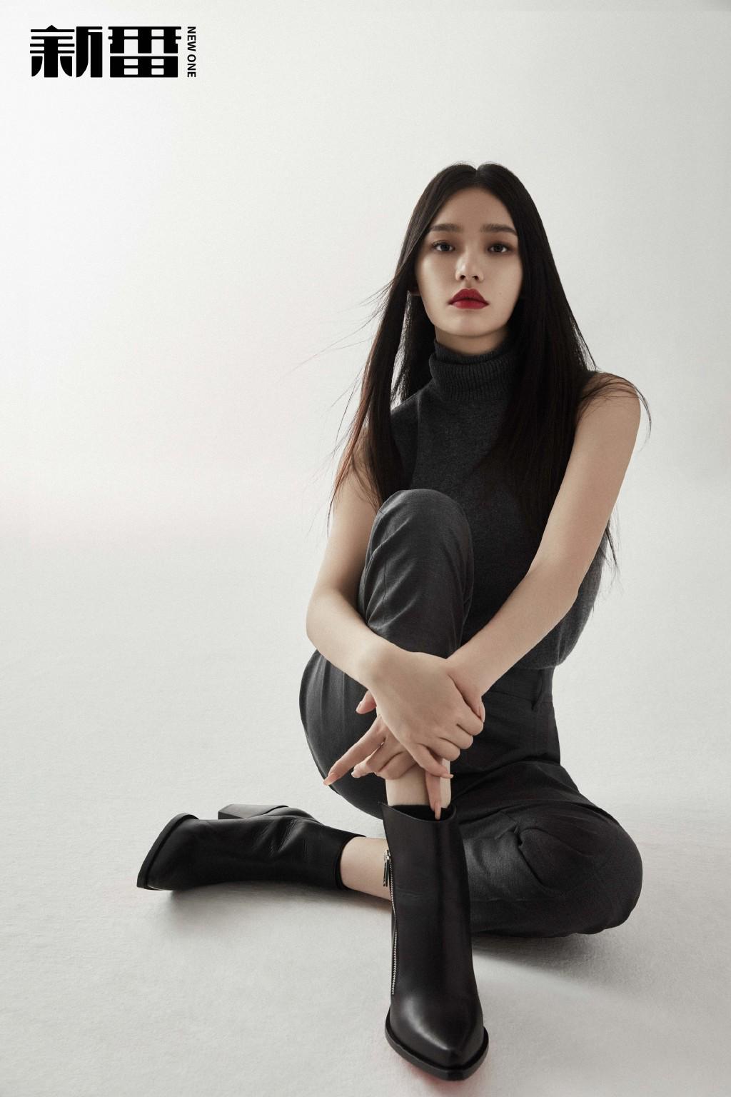 林允简约大方的气质，墨绿西装配短裤，打造干练御姐范