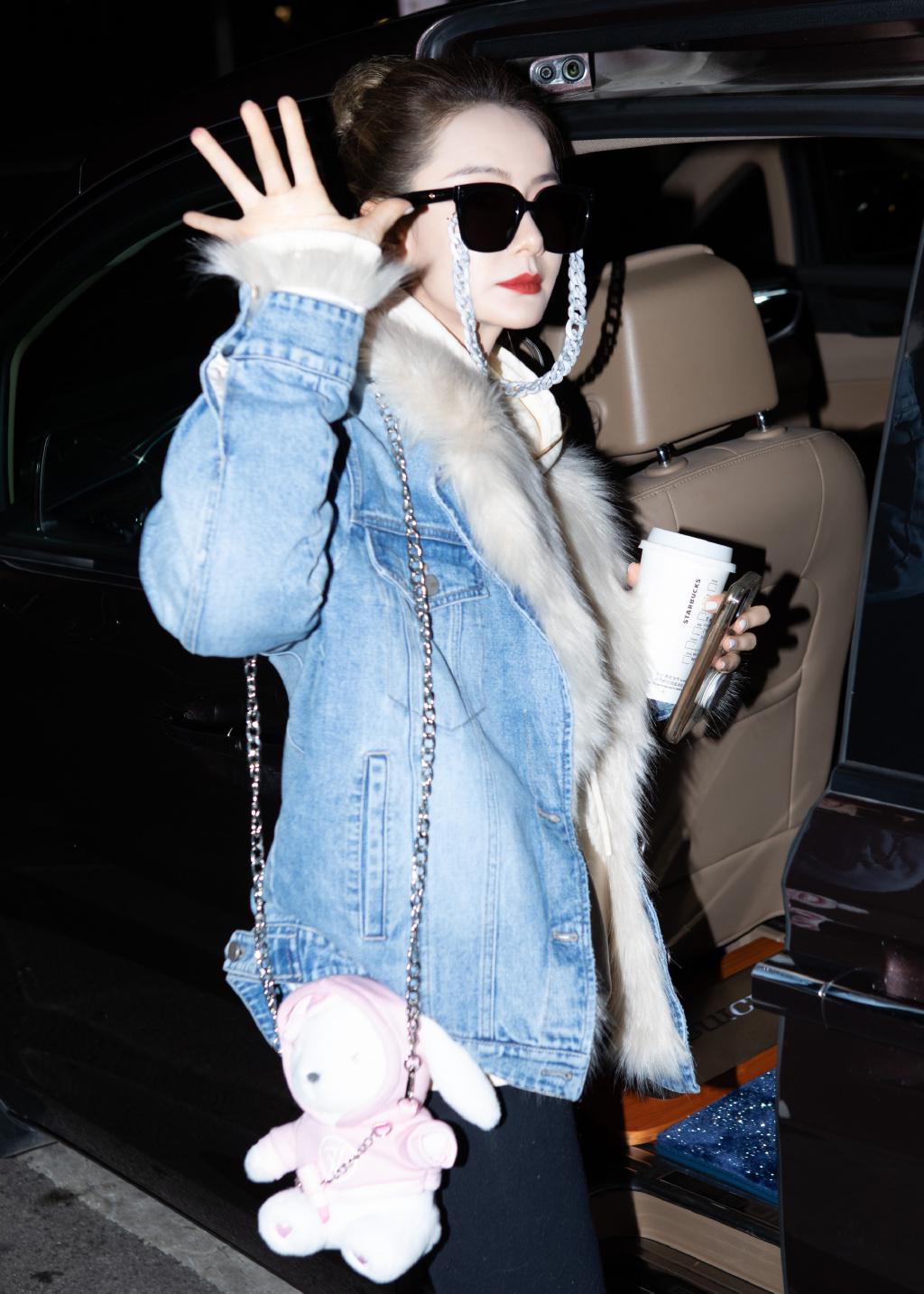 戚薇混搭粉红玩偶包身穿牛仔皮草配链条墨镜，彰显可爱俏皮