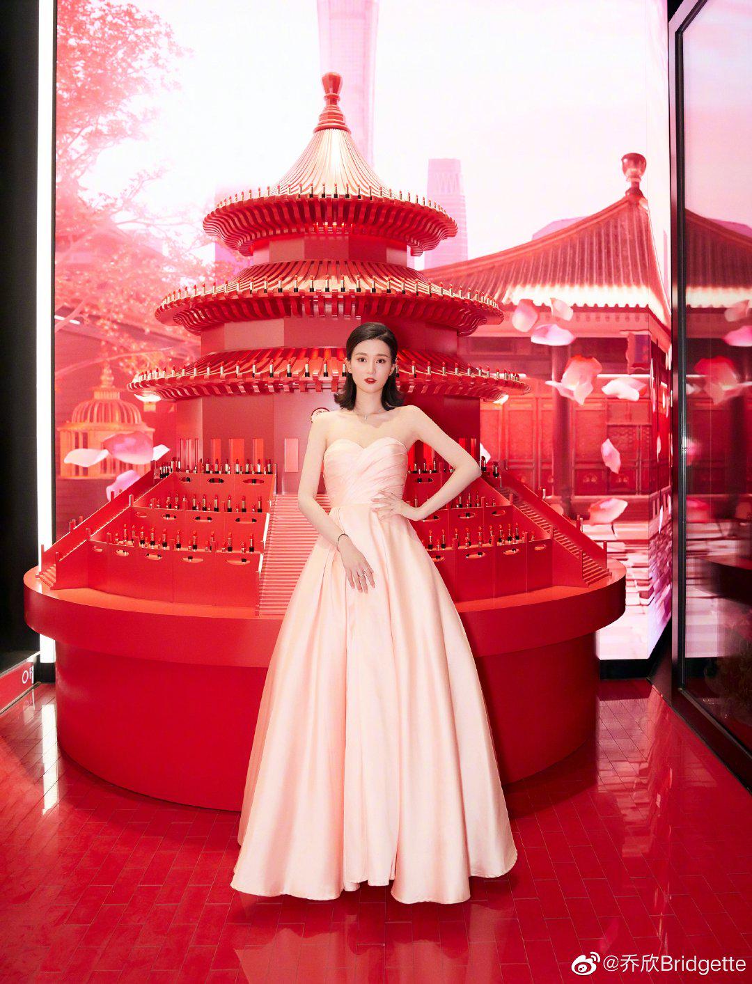 乔欣抹胸长裙大秀美背,变身“白天鹅”