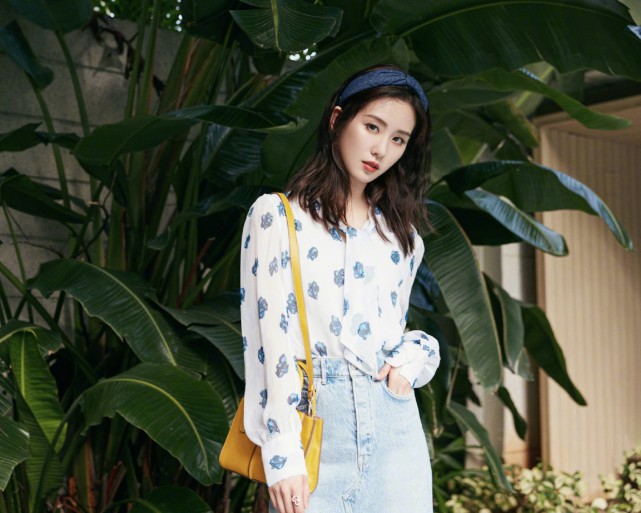 刘诗诗身穿仙气连衣裙配精致珠宝，封面大片释出！