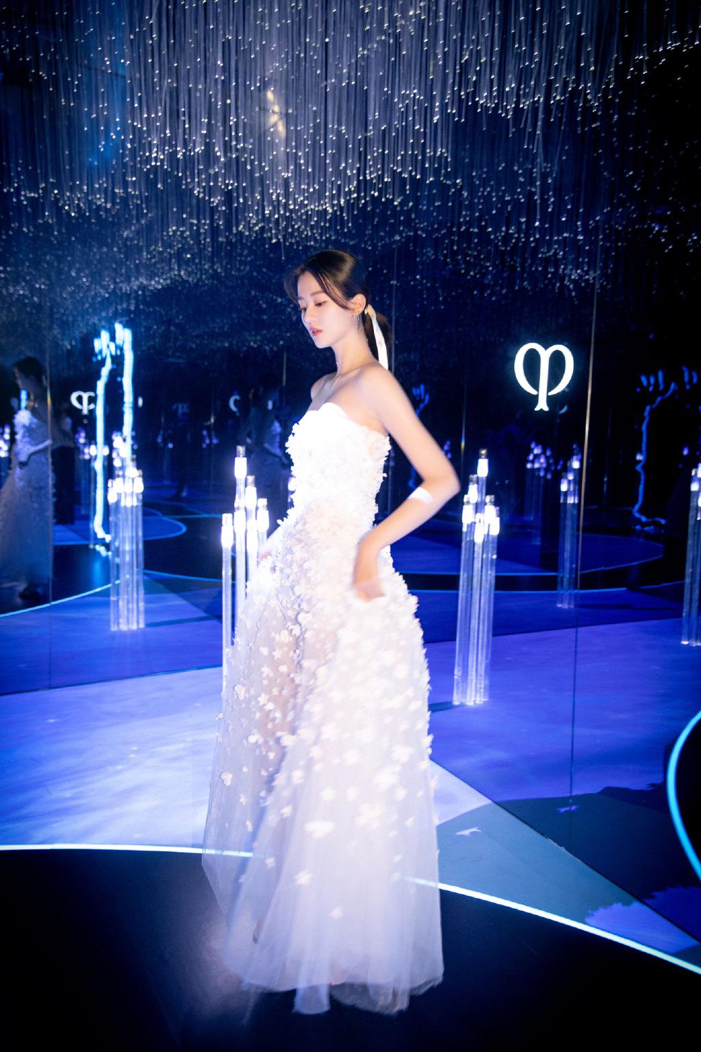 乔欣抹胸长裙大秀美背,变身“白天鹅”