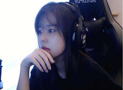 沫子坦言找对象太难，电竞圈太乱，别人都是贪图她的美色？