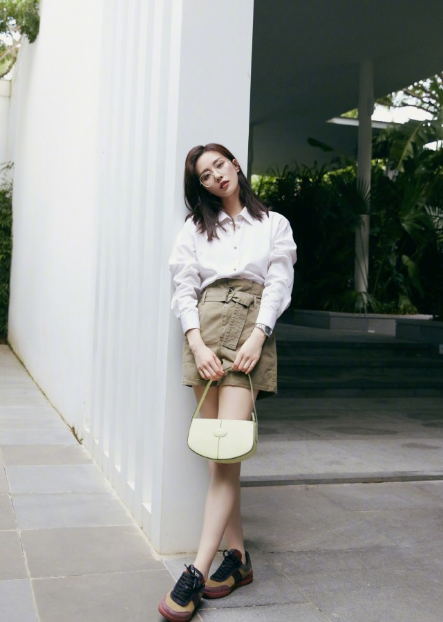 刘诗诗身穿仙气连衣裙配精致珠宝，封面大片释出！