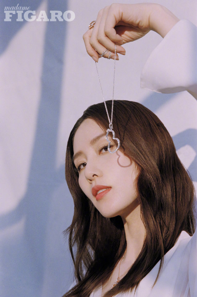 刘诗诗身穿仙气连衣裙配精致珠宝，封面大片释出！