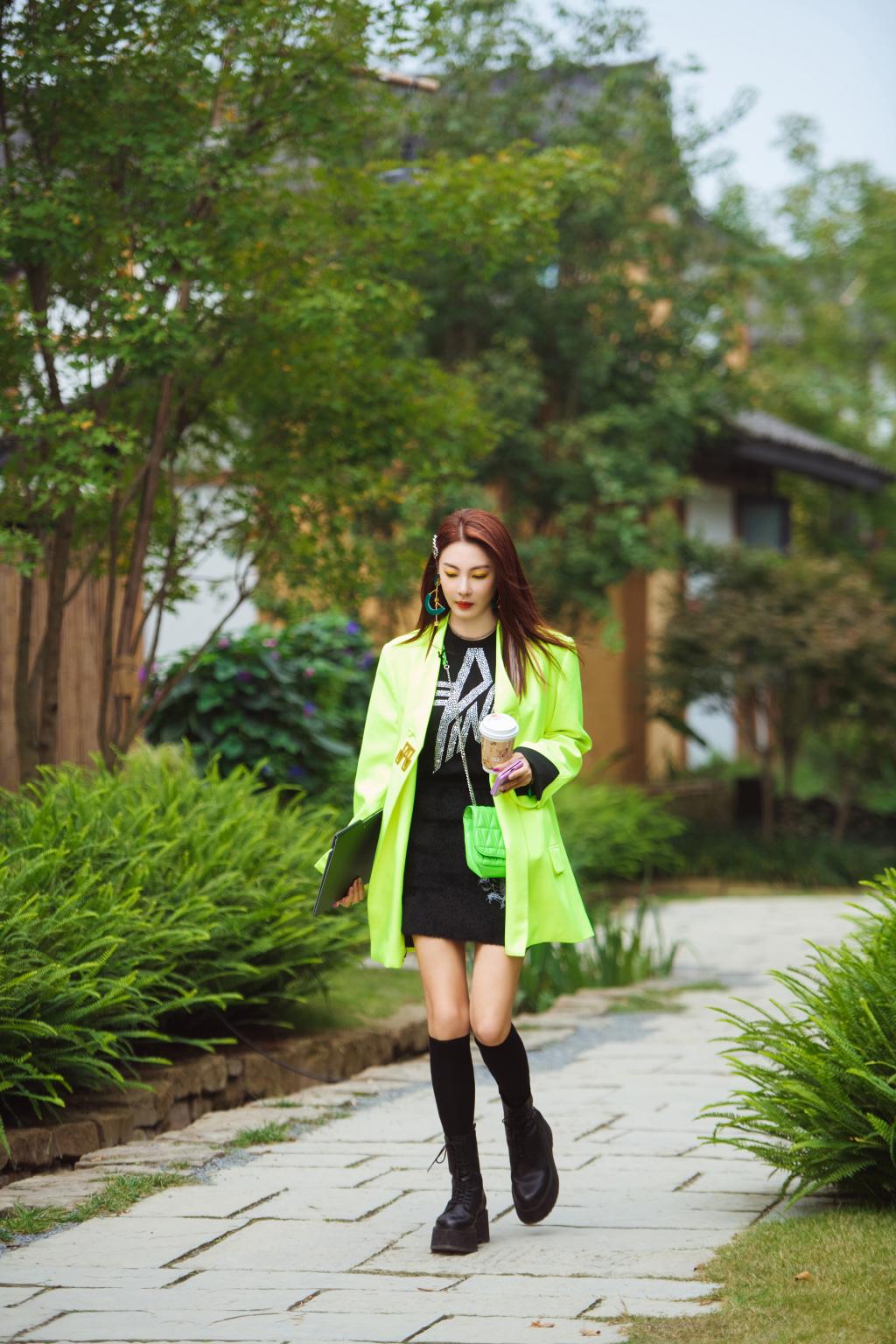 张雨绮身穿灰色的毛皮大衣现身某机场，整个人毛绒绒地显得格外地温暖