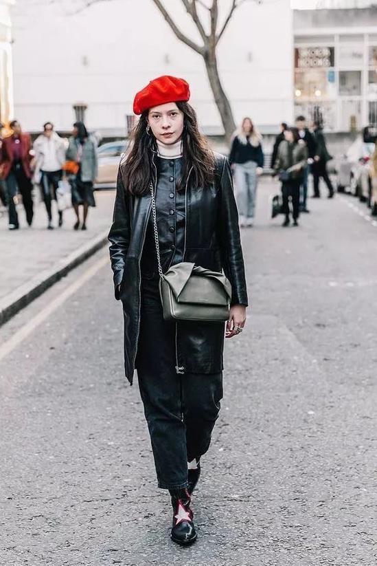 欧美街拍:今年流行“黑色搭配红色”,时髦吸睛还显高级