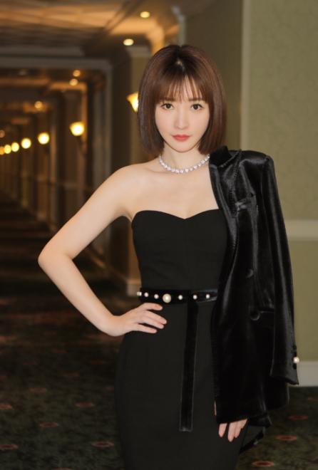 微胖身材怎么穿衣打扮好看？柳岩翡翠抹胸裙连女生看了都会心动