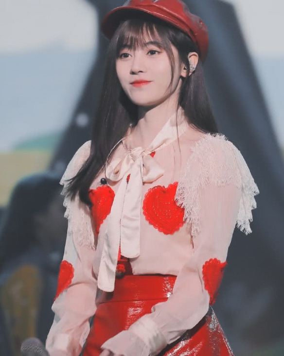 鞠婧祎黑色网纱裙上台,再次美回颜值高峰