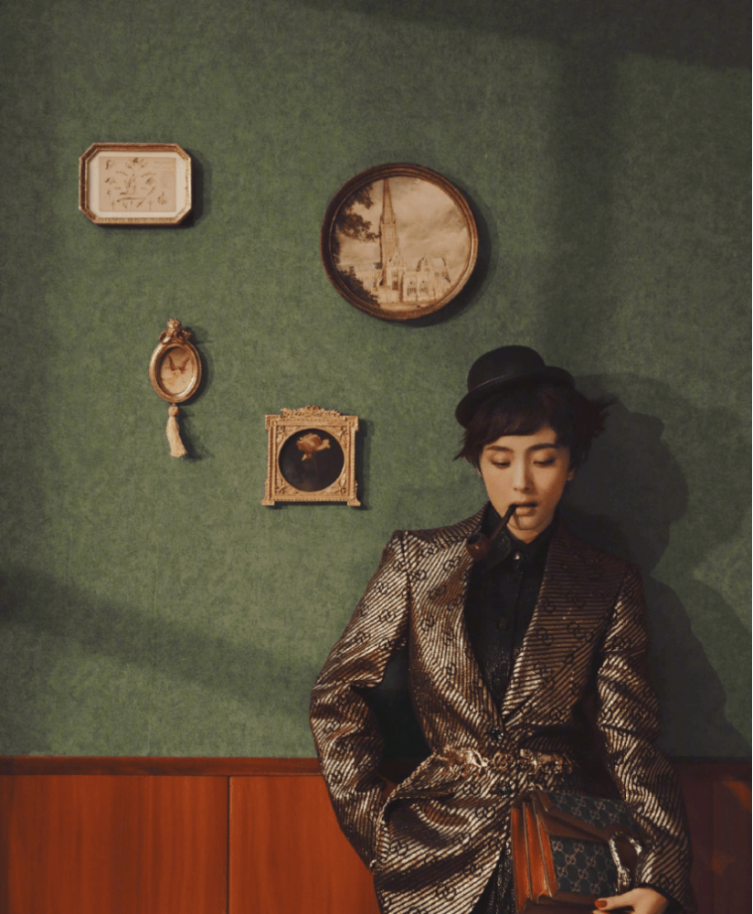 杨幂这是在COS侦探吗?英伦低调风加趣味短发复古风十足