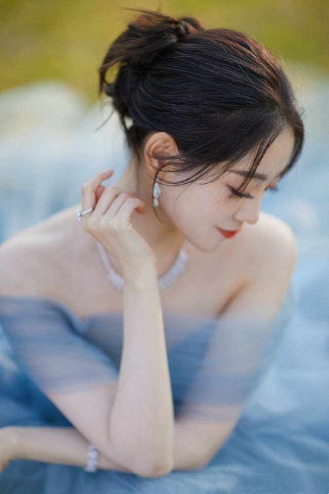 祝绪丹穿蓝色薄纱裙梦幻唯美,徜徉在如画般的风景里美如公主