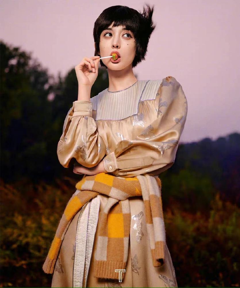 娜扎有颜任性！戴30厘米熊皮帽，点痣穿垫肩裙太拉风