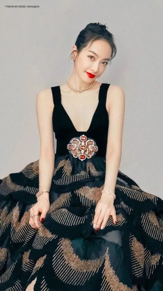 宋茜穿宫廷复古风吊带裙轻奢大气,红色露肩开叉裙气场全开!