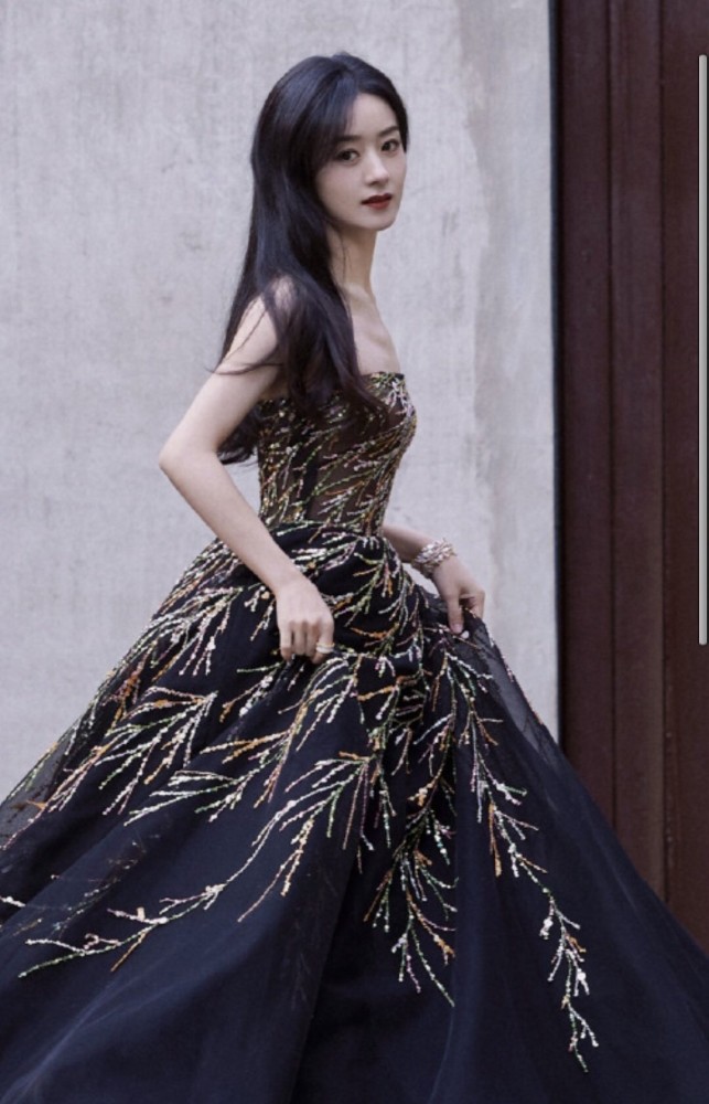 赵丽颖星光大赏连换三套!领奖造型美艳大方,流光长裙宛若公主