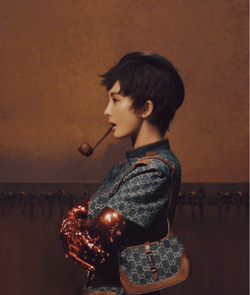 杨幂这是在COS侦探吗?英伦低调风加趣味短发复古风十足