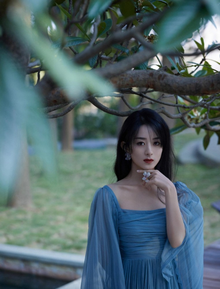 换了造型师的赵丽颖气质“飞升”!穿蓝色纱裙清新淡雅太迷人