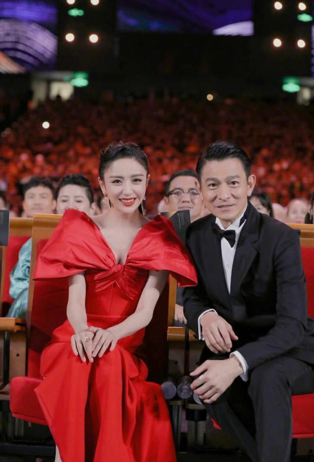 佟丽娅红色蝴蝶结修身礼服和刘德华同框,笑得好开心