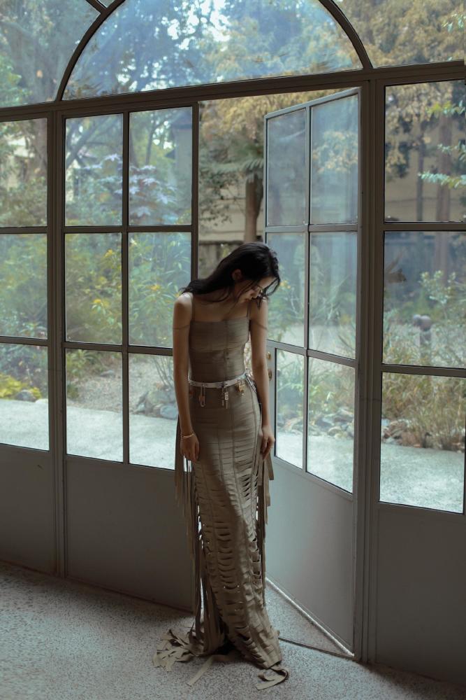 欧阳娜娜紧身吊带裙凸显身材,似回击前阵变胖传闻