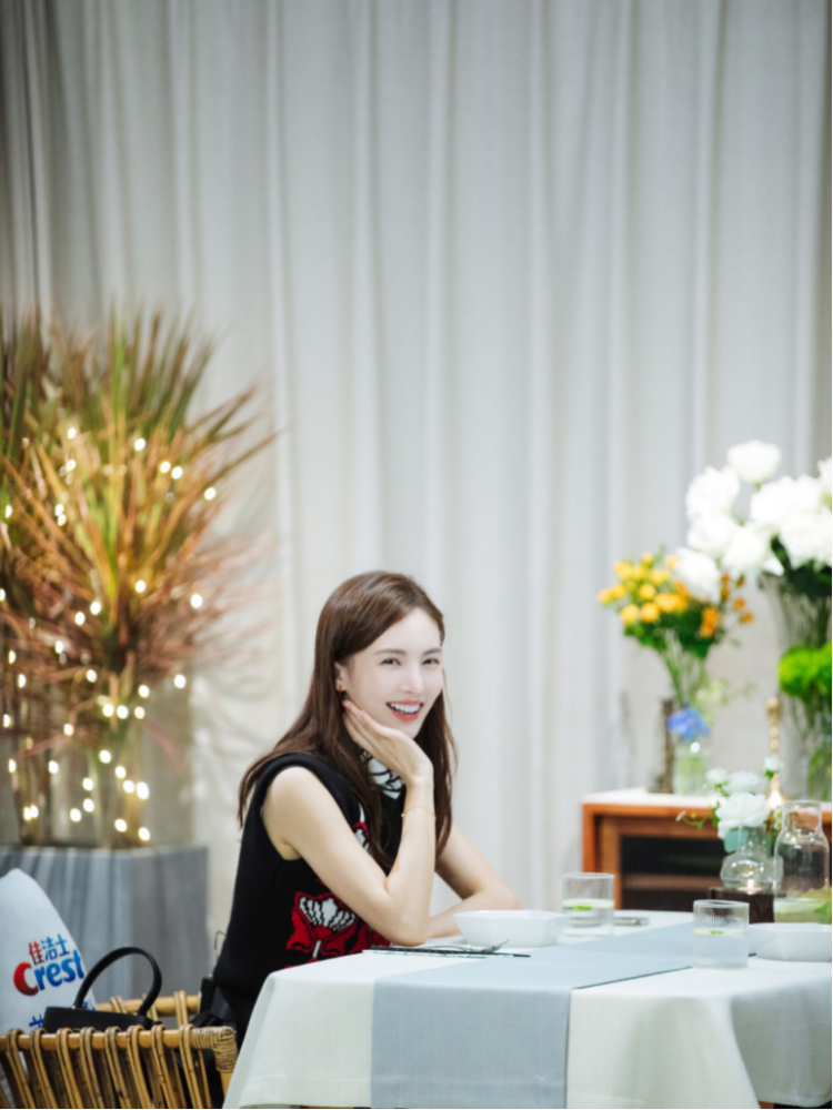 金晨真是典型的“斩男”型美女!背心搭蓬蓬裙甜美可爱,衣品超棒