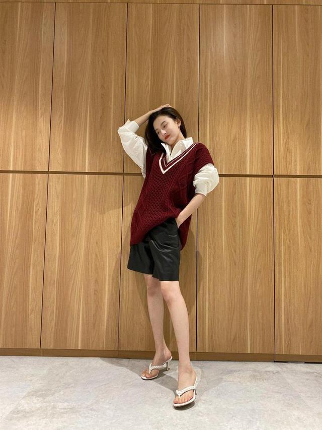 宋祖儿穿白衬衫＋酒红坎肩，甜美俏皮好可爱