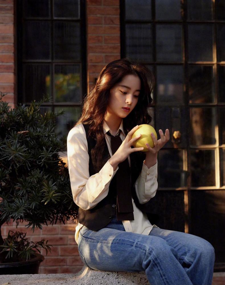 欧阳娜娜12月首次晒照,披毛毯穿睡衣秀INS风