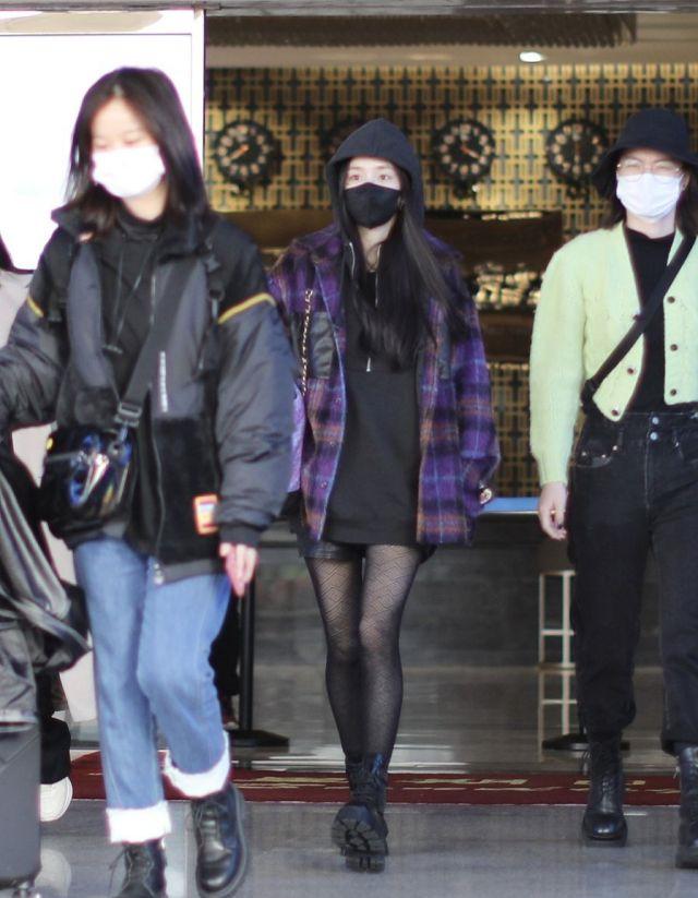 杨幂穿厚外套不配长裤配丝袜,冬季私服真大胆!