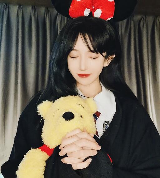 呆妹儿转型失败？穿Lolita扮嫩引反感，眼睛还一大一小不协调