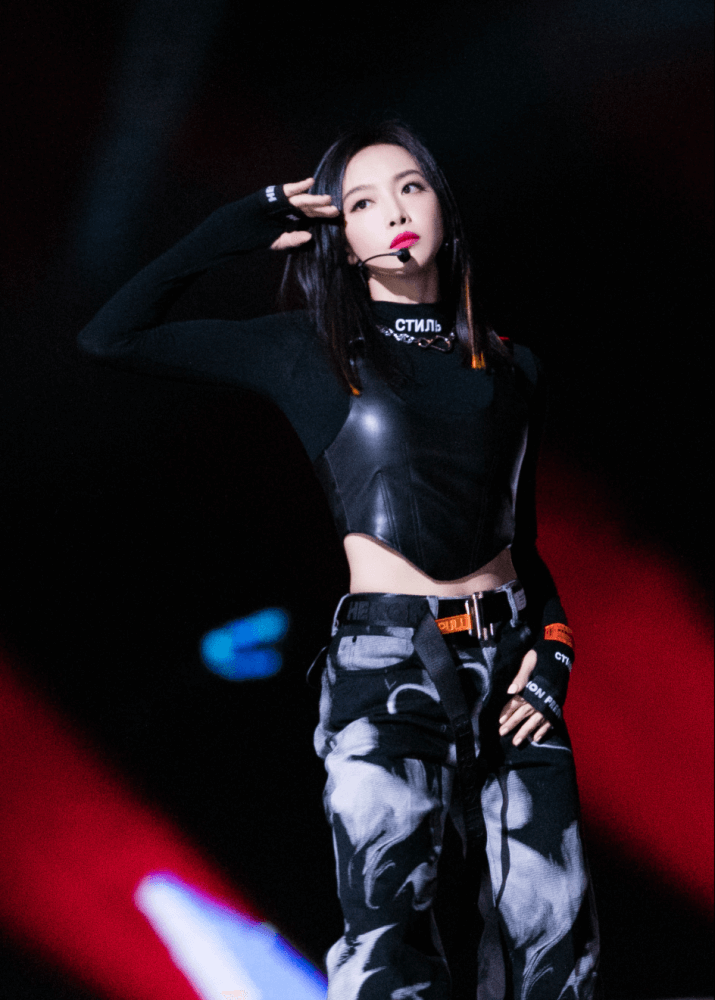 宋茜“暗蝶”时装配马丁靴超A,女团身材太出众