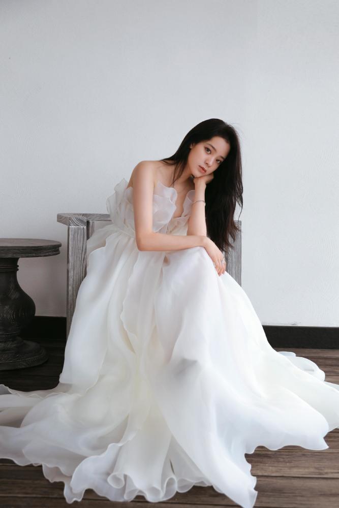 少女感怎么穿？学欧阳娜娜完美示范白色纱裙宛如花仙子