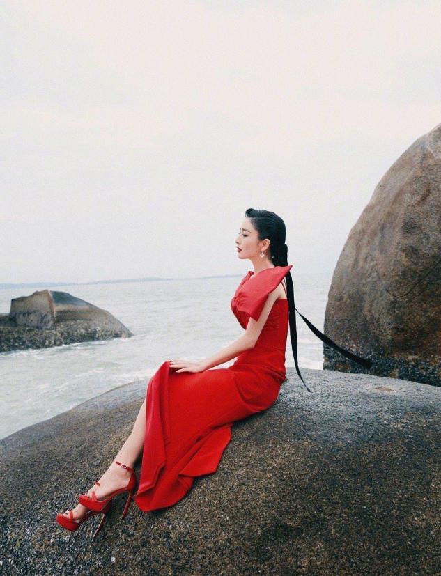 佟丽娅红色蝴蝶结修身礼服和刘德华同框,笑得好开心