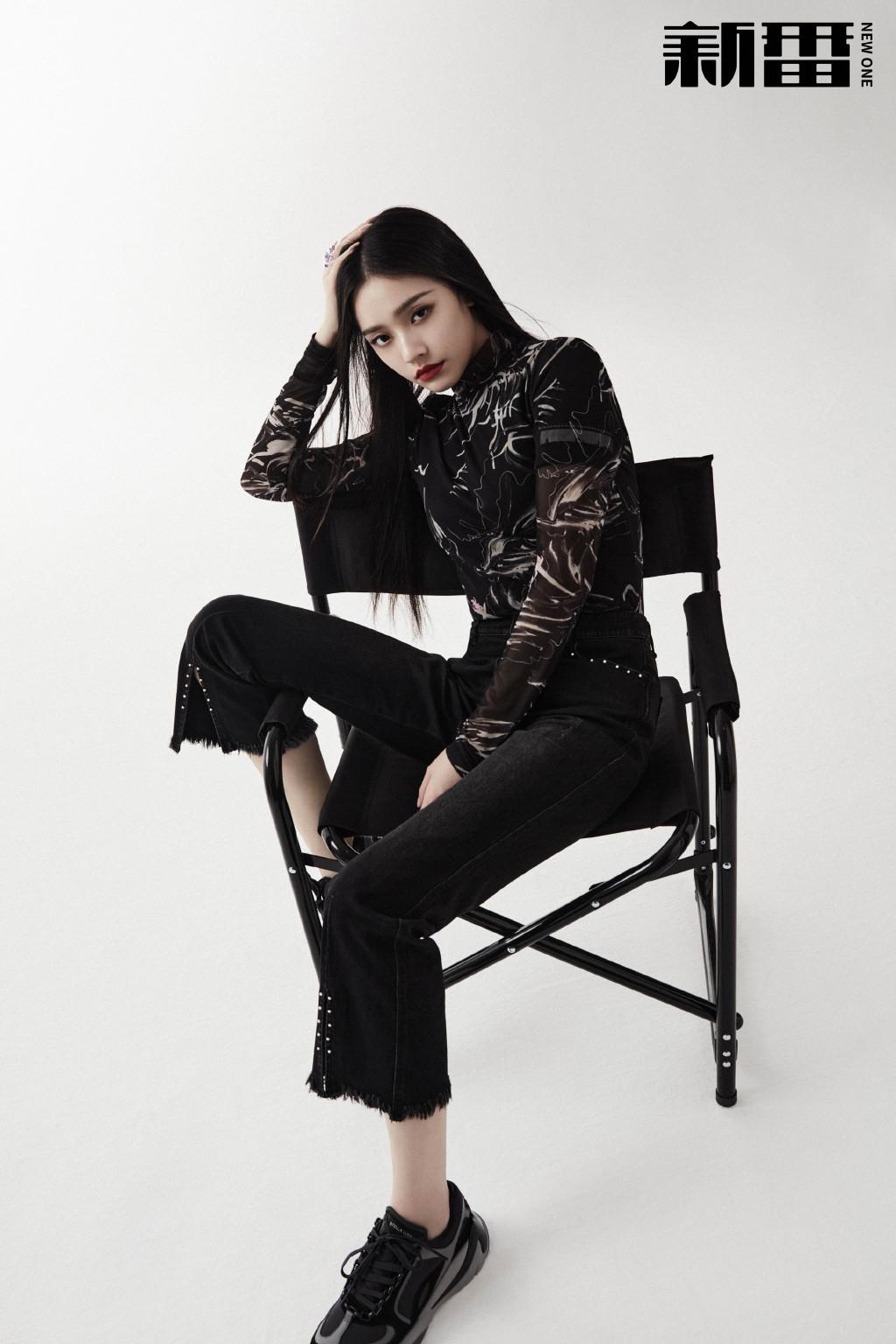 林允简约大方的气质，墨绿西装配短裤，打造干练御姐范