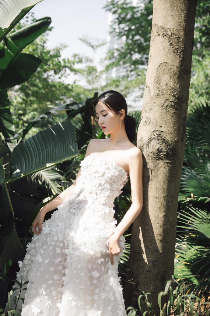 乔欣抹胸长裙大秀美背,变身“白天鹅”