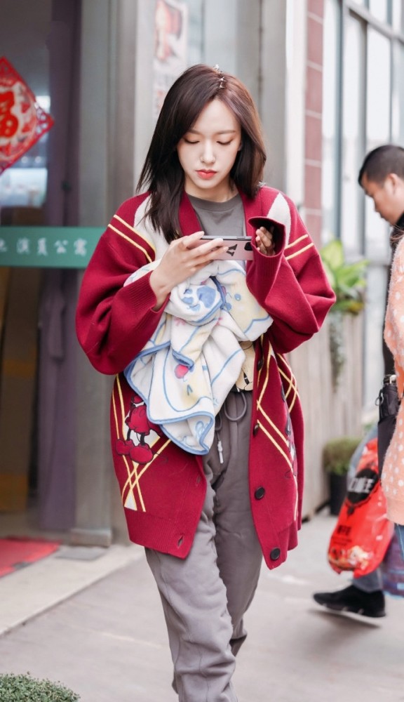 程潇的刘海可爱秀气,没刘海的时候又大方干练,简直就是小仙女