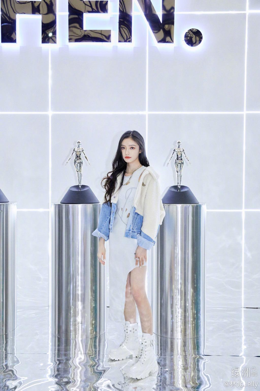 林允简约大方的气质，墨绿西装配短裤，打造干练御姐范