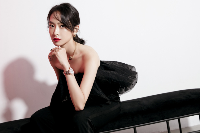 宋茜“暗蝶”时装配马丁靴超A,女团身材太出众