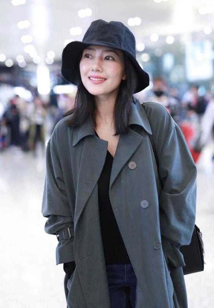 高圆圆街拍女王不是随便叫的,风衣配牛仔裤这么普通都能穿出大牌范