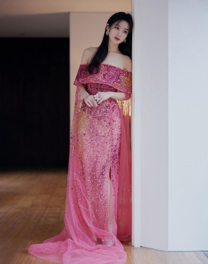 赵丽颖星光大赏连换三套!领奖造型美艳大方,流光长裙宛若公主